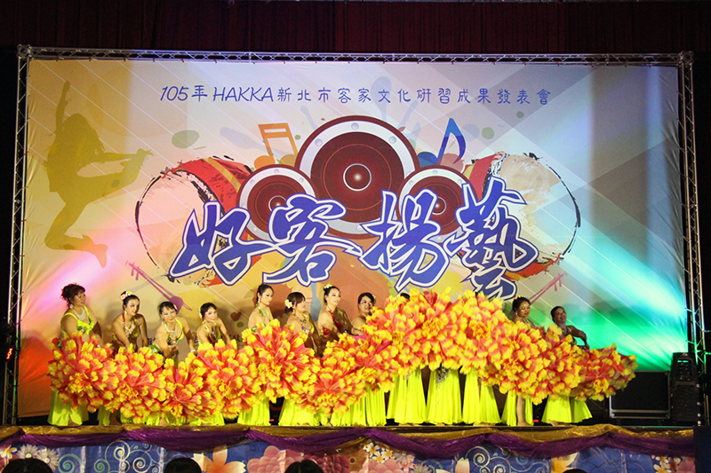 舞蹈組成員穿著美麗服裝